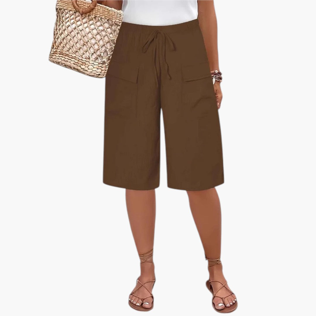 Grå kvinders sommershorts med elastisk talje, justerbar snor og afslappet pasform for maksimal komfort.