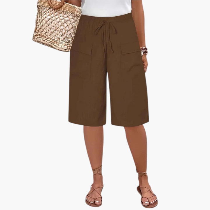 Grå kvinders sommershorts med elastisk talje, justerbar snor og afslappet pasform for maksimal komfort.