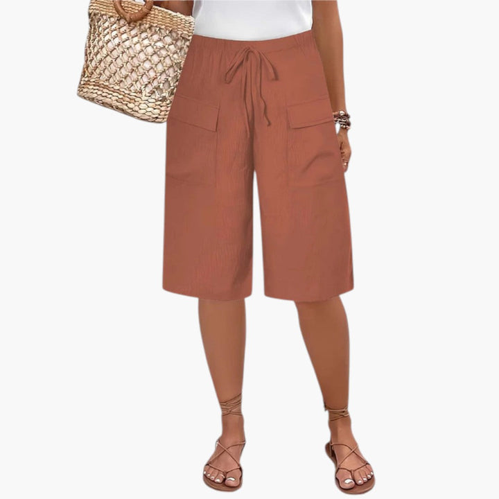 Stilfulde sorte shorts til kvinder med elastisk talje, ideelle til casual sommerdage og afslapning.