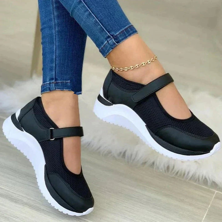 Grå, hvide og sorte dame slip-on sneakers. Åndbare hverdagssko, lette og komfortable til kvinder.