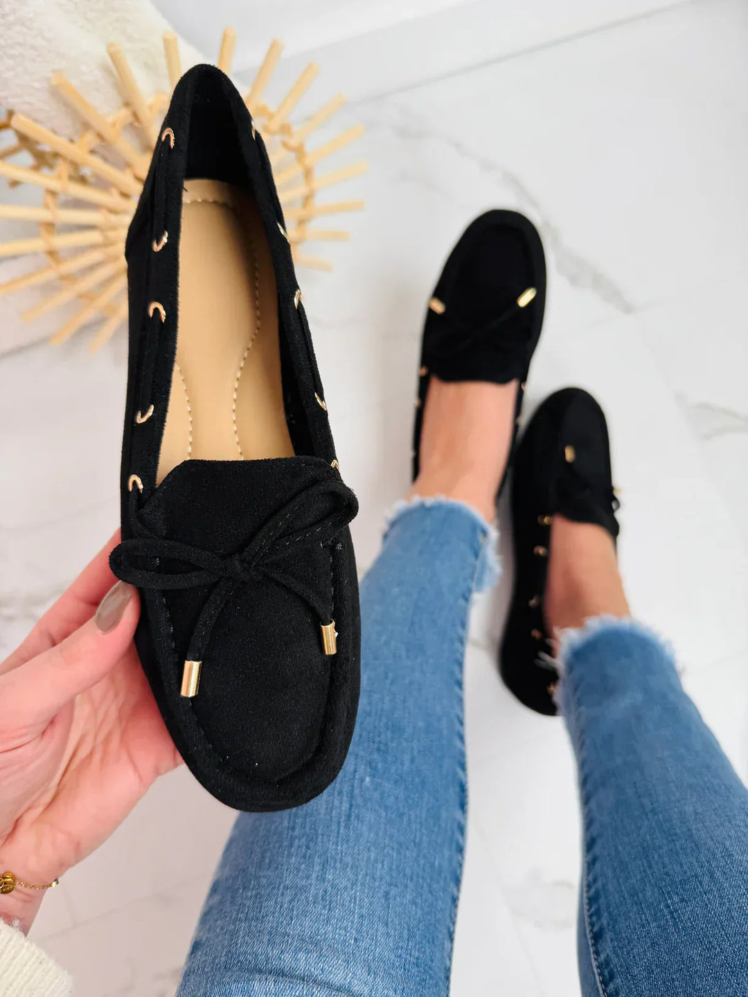 "Komfortable ruskind loafers med dekorativ sløjfe og fleksibel sål, klassisk slip-on design til kvinder."