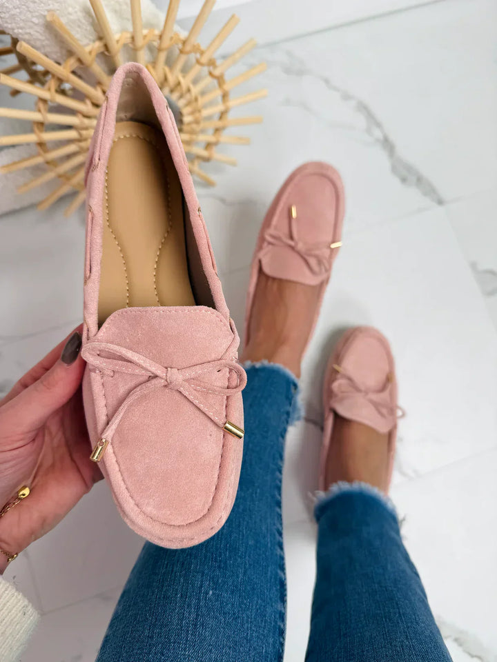 "Komfortable ruskind loafers med dekorativ sløjfe og fleksibel sål, klassisk slip-on design til kvinder."