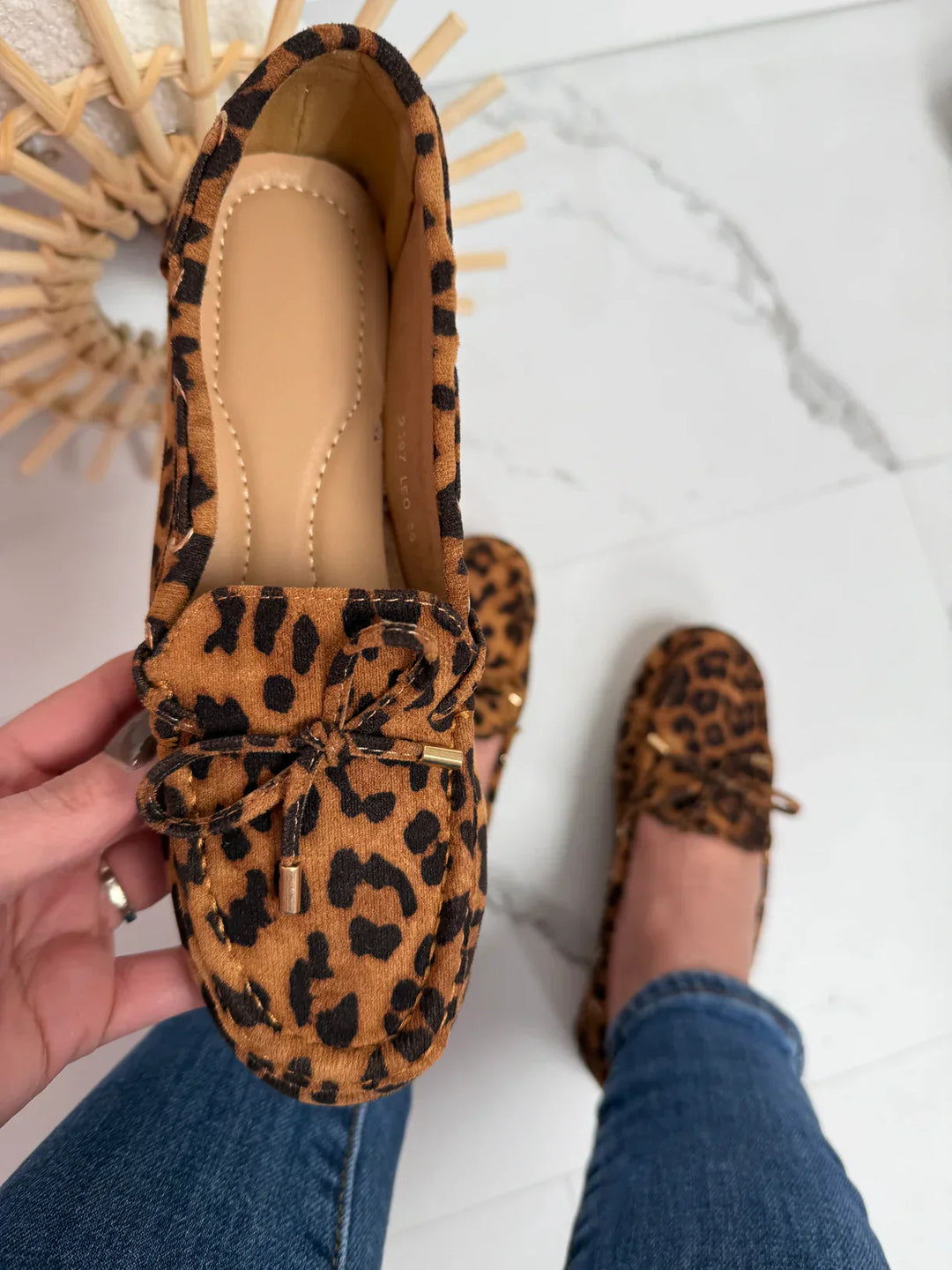 "Komfortable ruskind loafers med dekorativ sløjfe og fleksibel sål, klassisk slip-on design til kvinder."