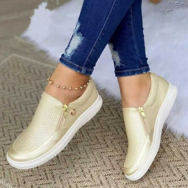 Moderne og sporty slip-on damesneakers. Lette og flade casual sko, ideelle som komfortable sommersko til hverdag.