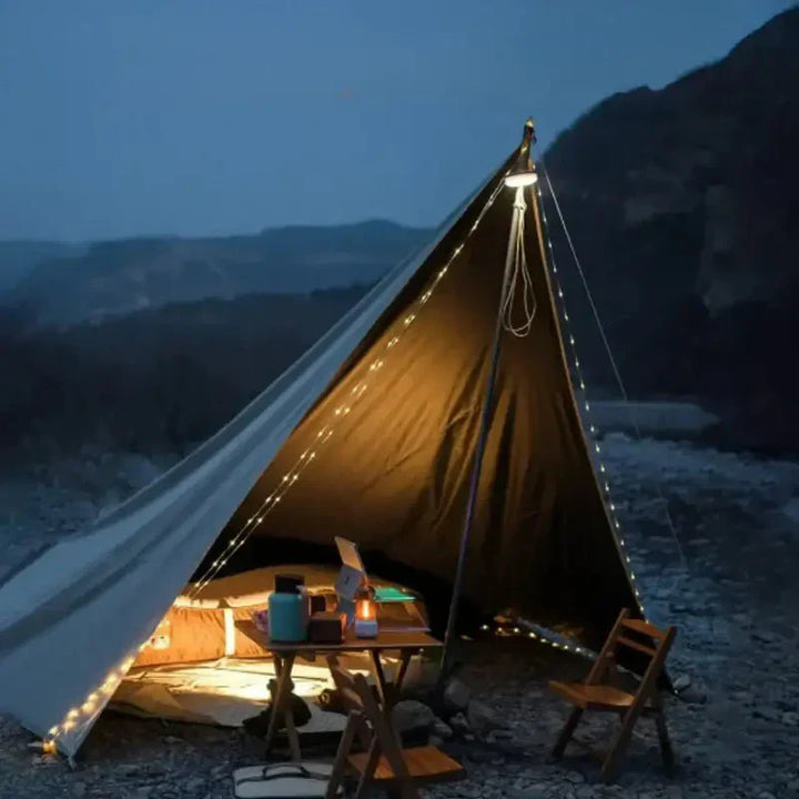 Kompakt campingudstyr: 4-i-1 lampe med 10m lyskæde, essentiel for hyggelig belysning i naturen.