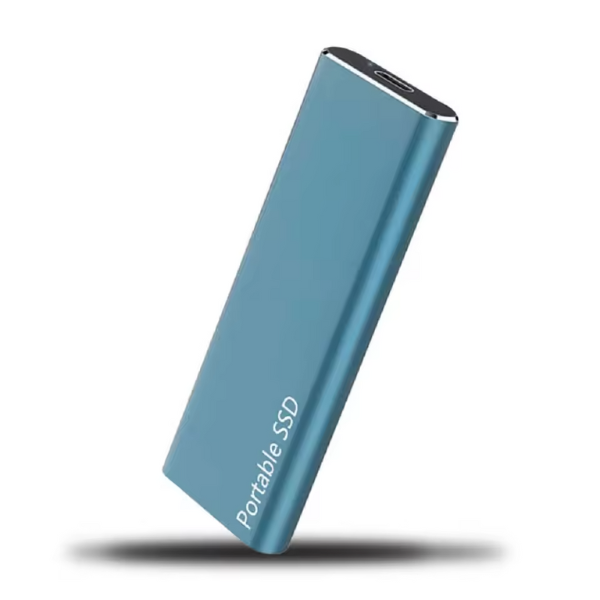 4 TB ekstern harddisk med USB-C kabel og bærbar computer, der viser tilslutning og brug.