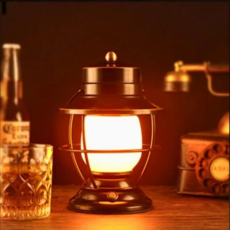 Kraftfuld LED-lanterne til udendørsudstyr. Genopladelig udendørslampe til camping, vandretur og pålidelig nødbelysning.