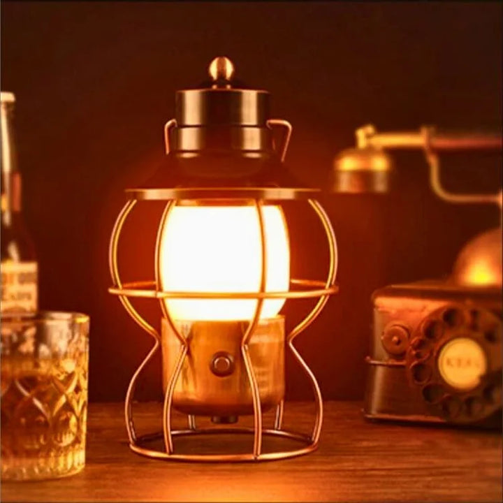 Kompakt LED-lampe. Genopladelig udendørslampe med bærbart lys, ideel til vandreture og enhver udendørs aktivitet.