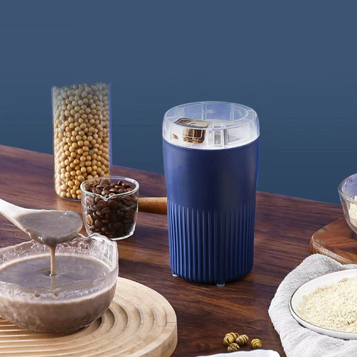 Frisk smoothie laves i den effektive miniblender. Perfekt til sunde drikke og hurtige måltider.