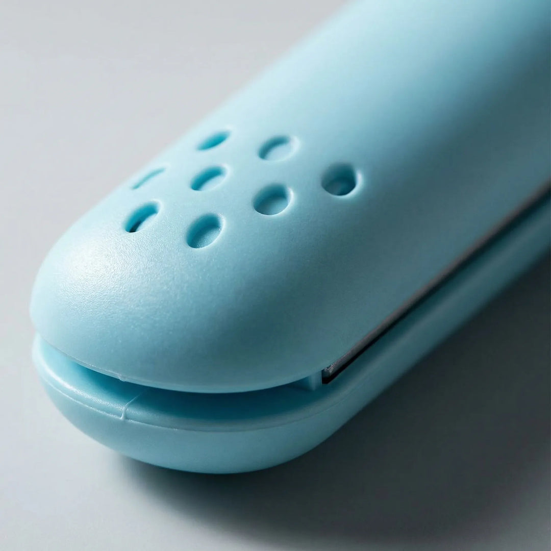Bærbart hårstrygejern til glatning af hår. Trådløst design med USB-opladning, perfekt til ferie.