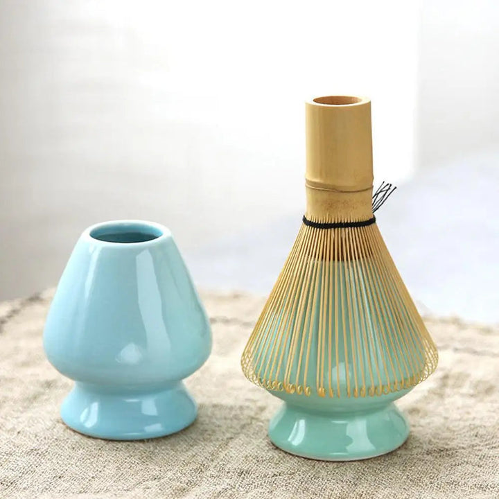 Elegant matcha te-sæt med bambuspisker og skål. Ideelt til at forberede japansk matcha te derhjemme.