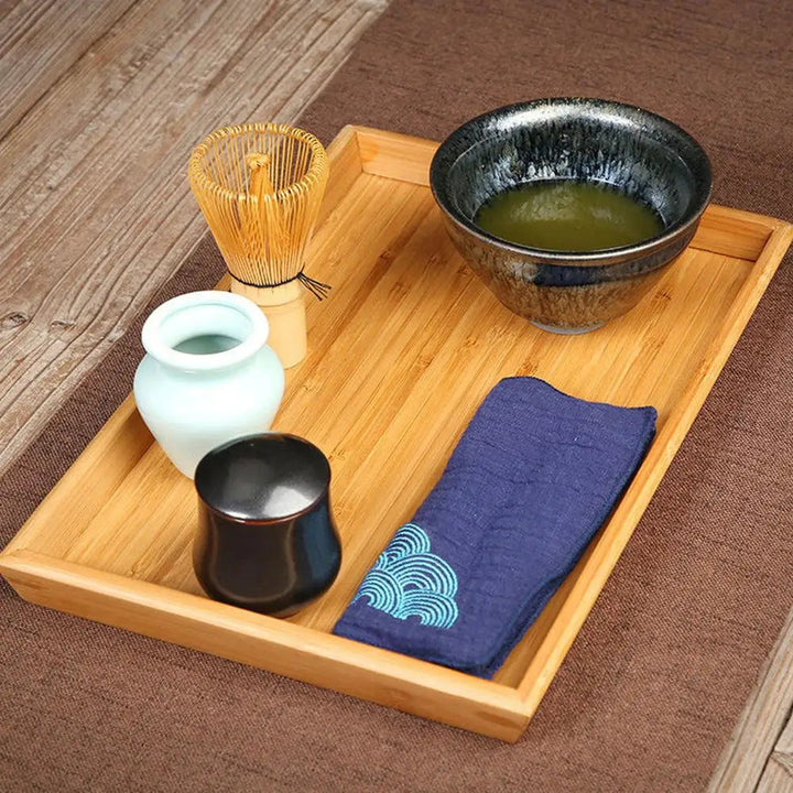 Traditionelt matcha te-sæt til en autentisk japansk teceremoni. Nyd friskbrygget matcha te.