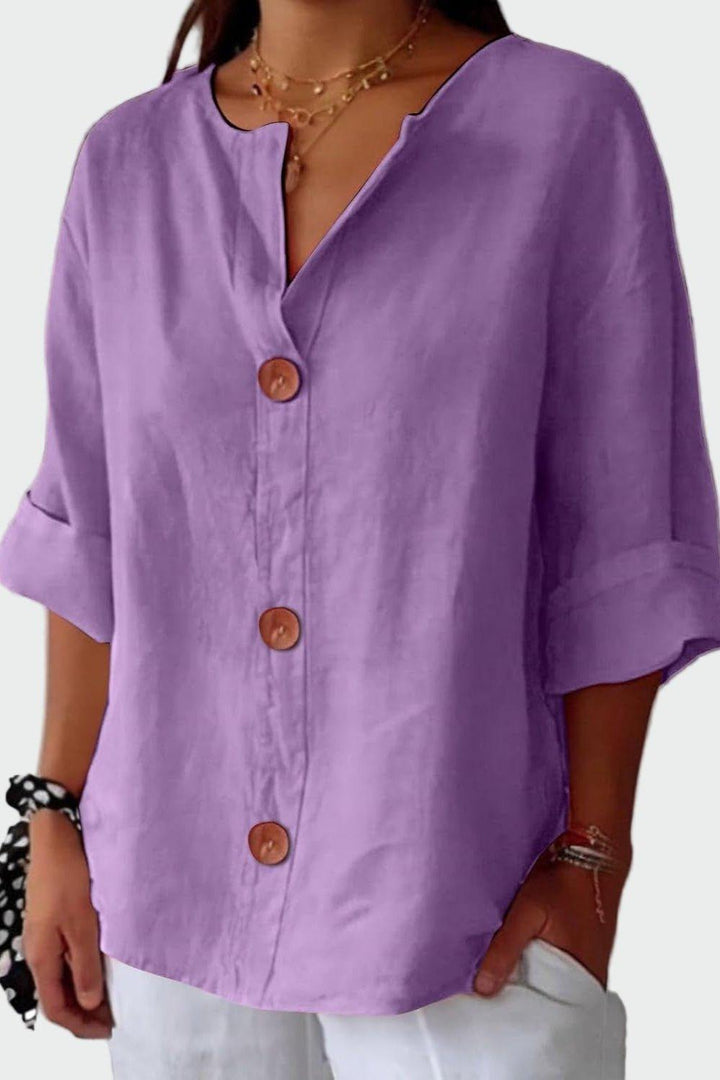 Afslappet og tidløs beige damebluse. Kortærmet knapbluse med løs pasform for maksimal komfort og stil. Perfekt til forår.