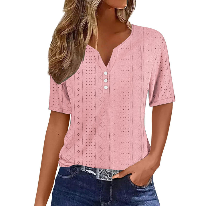 Kortærmet bluse med v-hals, knapdetaljer og mønster. Elegant pasform, perfekt til både hverdag og særlige lejligheder.