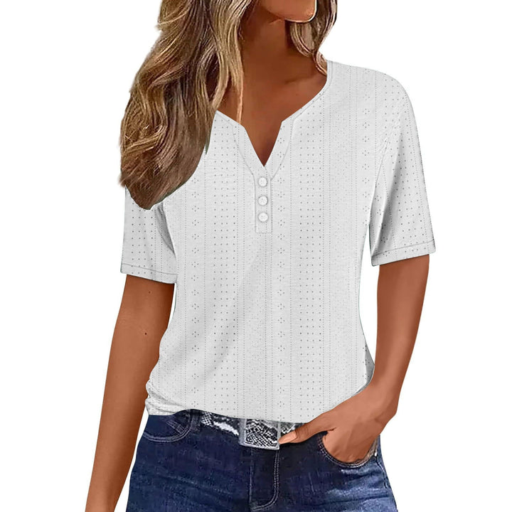 Kortærmet bluse med v-hals, knapdetaljer og mønster. Elegant pasform, perfekt til både hverdag og særlige lejligheder.