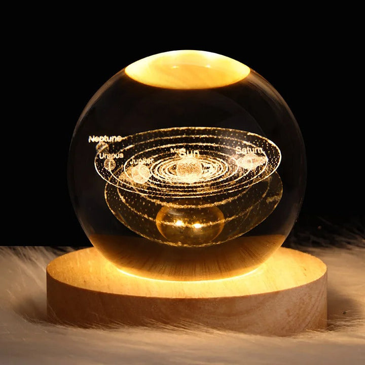 Kosmisk 3D galakse lampe i krystalkugle. Fantastisk univers lampe med stjerne lys til boligindretning.