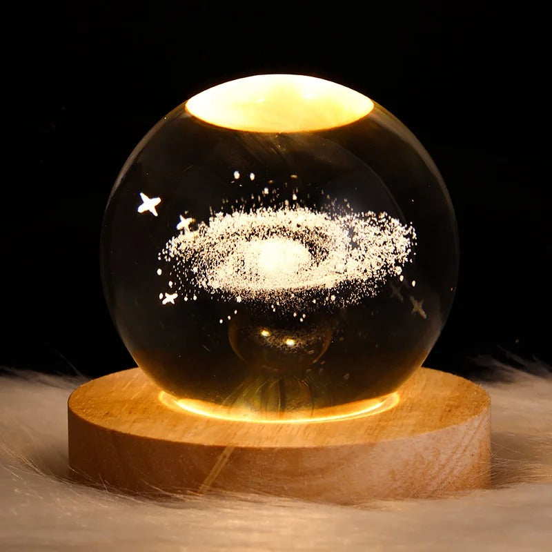 Unik 3D graveret galakse krystalkugle lampe. En perfekt kosmisk bordlampe og stjerne lys som gave.