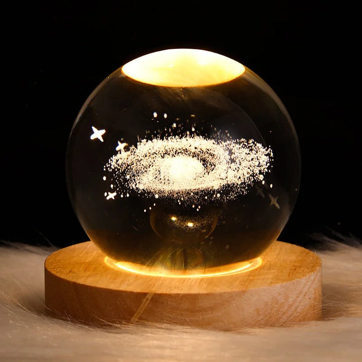 Unik 3D graveret galakse krystalkugle lampe. En perfekt kosmisk bordlampe og stjerne lys som gave.