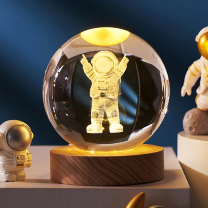 Smuk LED galakse lampe med 3D univers i krystalkugle. Ideel til rum tema og boligindretning.