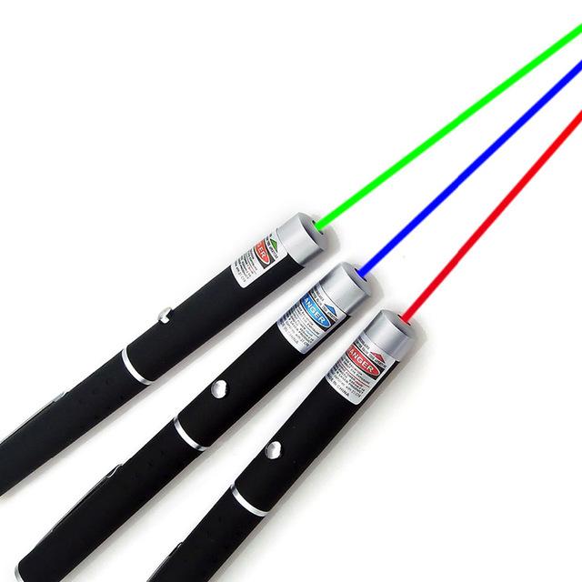Ergonomisk laserpointer i brug under en præsentation. Fremhæver detaljer med præcis grøn laser.