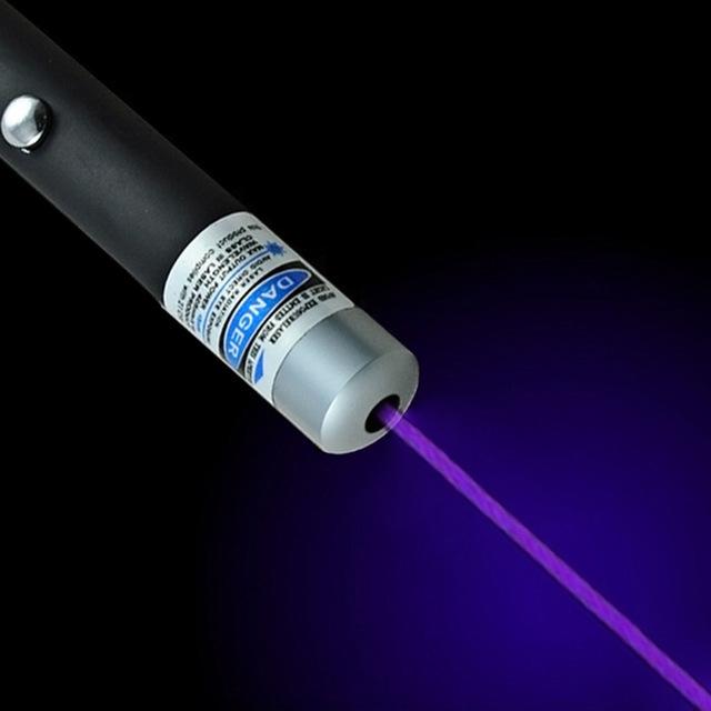 Sølvfarvet laserpointer med knapper til farveskift. Høj effekt og robust design til enhver opgave.