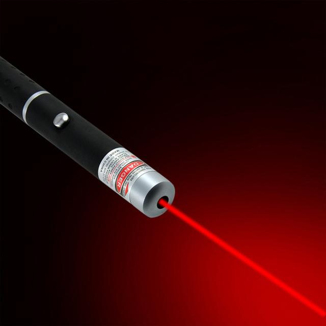 Sort laserpointer med kraftig rød laserstråle. Perfekt til undervisning og professionelle præsentationer.