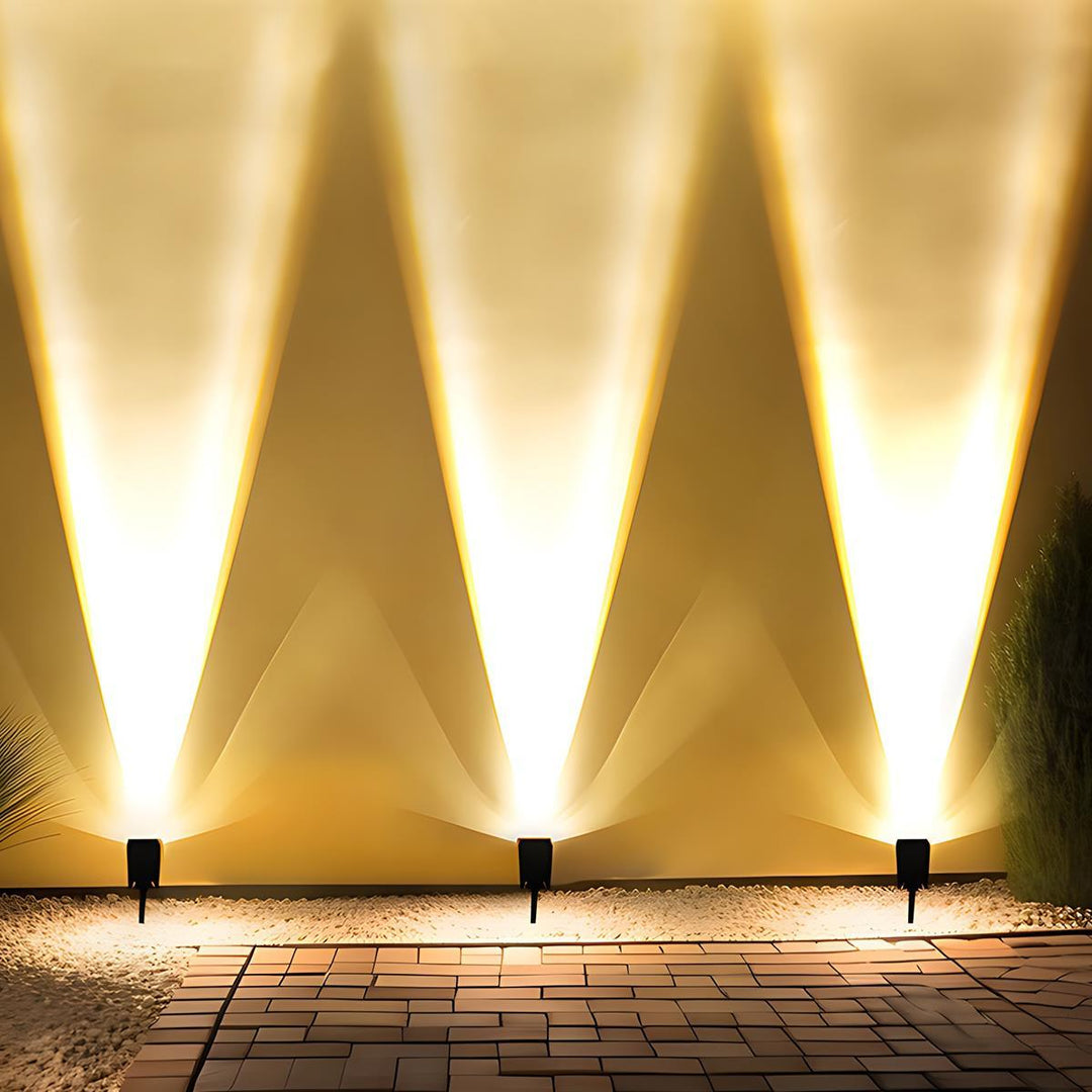 Slankt design solardrevet LED spotlight, moderne havelampe til energieffektiv udendørs belysning.