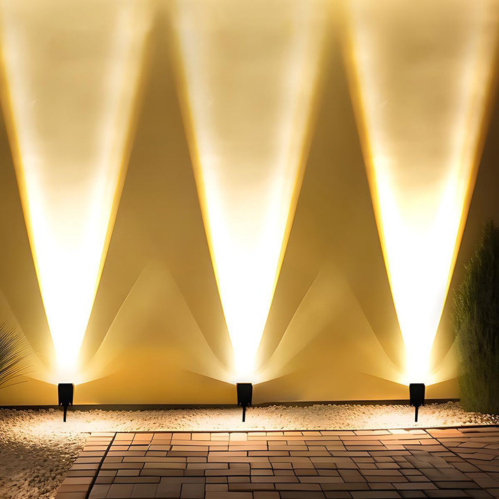 Slankt design solardrevet LED spotlight, moderne havelampe til energieffektiv udendørs belysning.