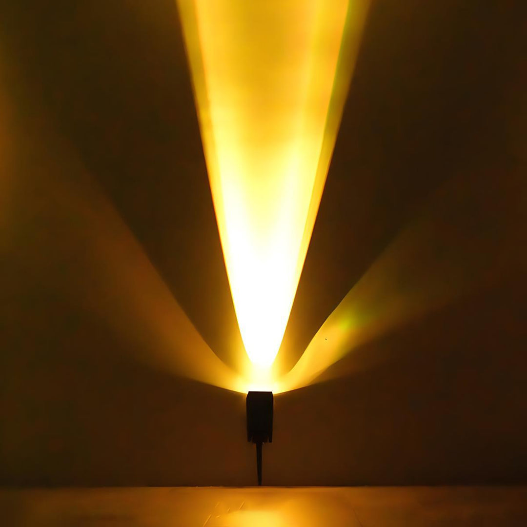 Robust, vejrbestandig solardrevet LED spotlight til holdbar udendørs belysning året rundt.