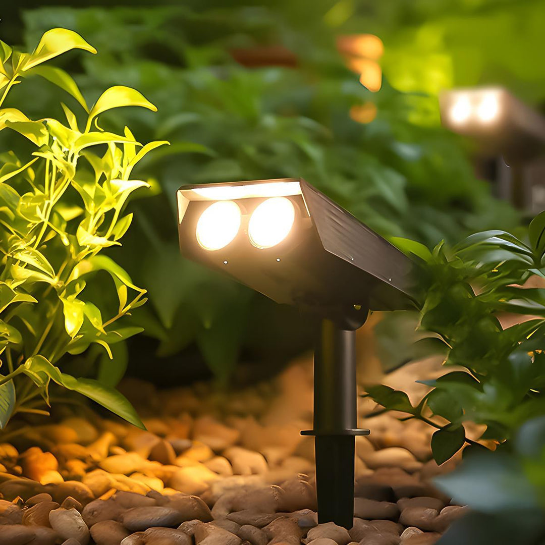 Justerbar solardrevet LED spotlight for præcis udendørs belysning og hyggelig stemning.