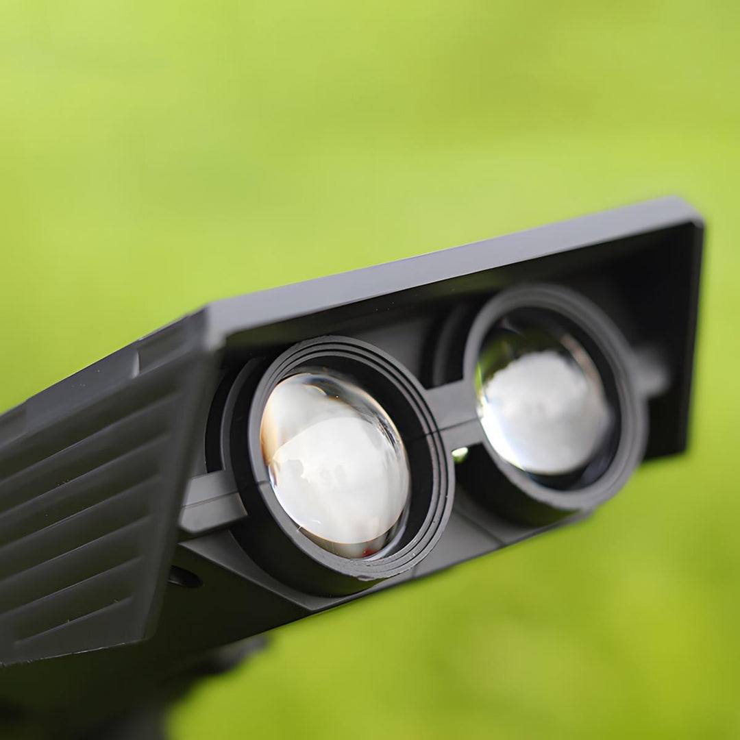 Sæt af solardrevne LED spotlights til omfattende og energieffektiv udendørs havebelysning.