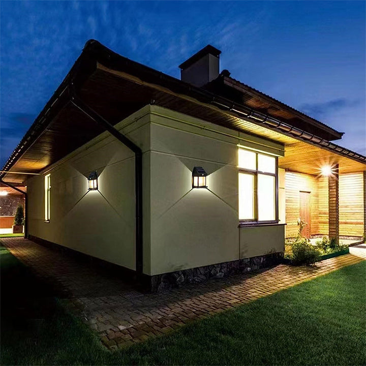 Moderne udendørs LED lampe, drevet af solenergi med indbygget bevægelsessensor.