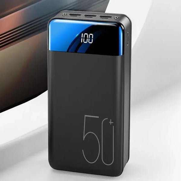 Kraftig sort 50.000 mAh powerbank til smartphone og tablet. Perfekt til rejser og udendørs brug.