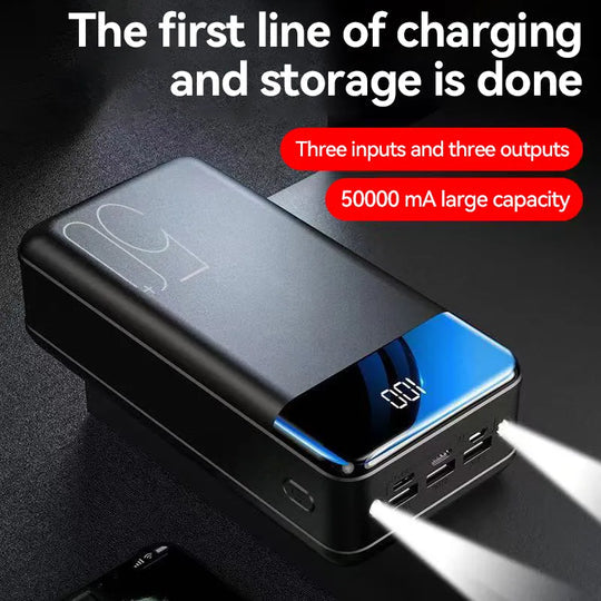 Sort powerbank med 50.000 mAh for ekstra lang batteritid og hurtigopladning af mobil/tablet.