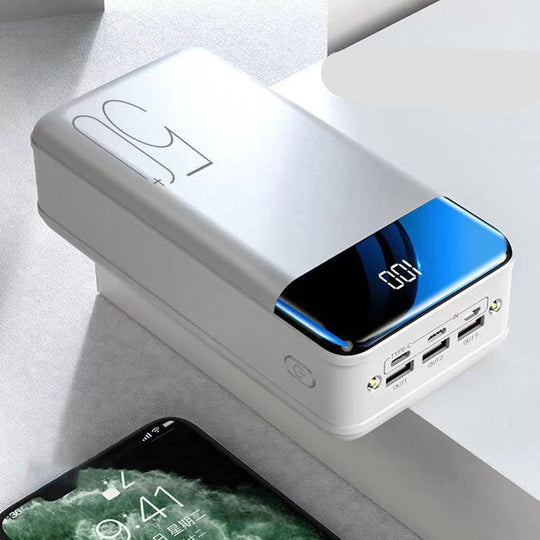 Stor 50.000 mAh powerbank klar til at oplade flere smartphones og tablets samtidigt på farten.