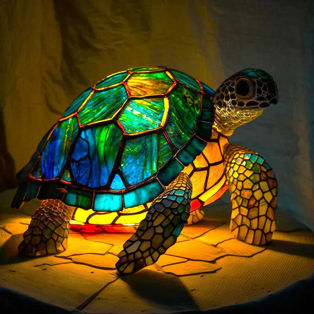 Aluminiumslampe med glasdetaljer, en kunstnerisk dyrebordlampe der fanger øjet.