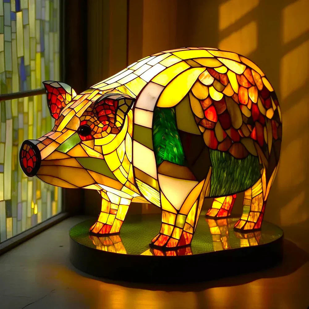 Elegant bordlampe i aluminium og glas, formet som et dyr, skaber stemningslys.