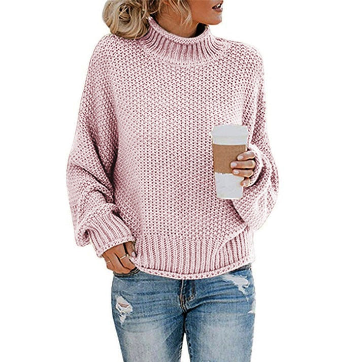 Sidebillede af kvinde i en moderne, stilfuld rullekrave sweater. En alsidig og varm langærmet top.
