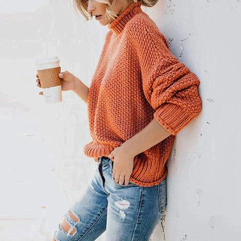 Produktbillede af en ren, hyggelig rullekrave sweater i blød strik. Varm og stilfuld mode top til kvinder.
