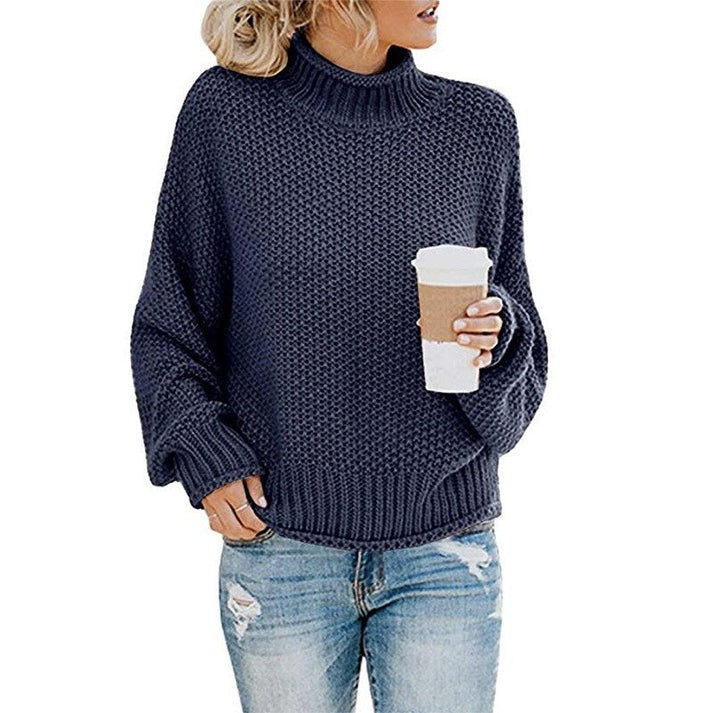 Kvinde nyder naturen i en varm, hyggelig rullekrave sweater. Stilfuld langærmet strik top til udendørs brug.