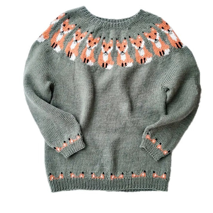 Kvinde bærer varm islandsk trøje med rund hals. Komfortabel og stilfuld sweater til afslappet vinterbrug.