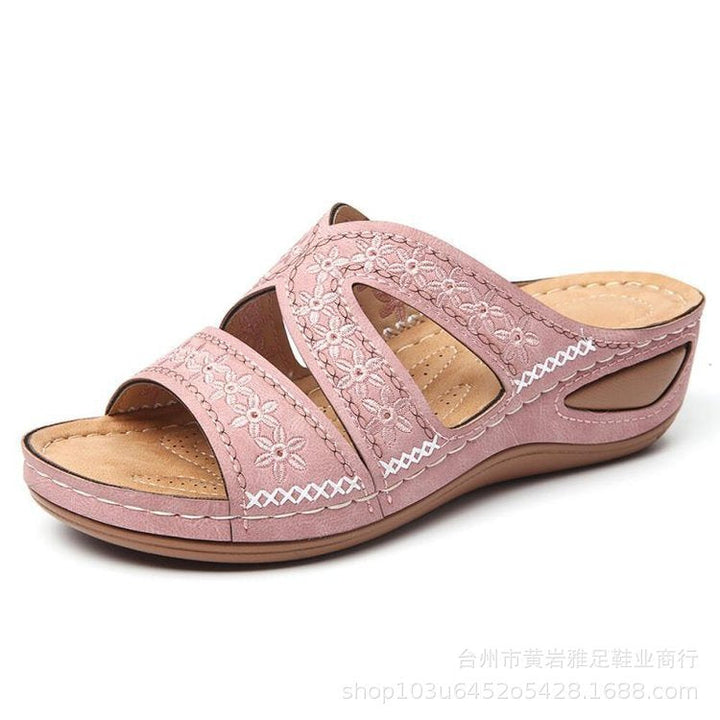 Sidevisning af ortopædiske sandaler til kvinder, der fremhæver det ergonomiske design og sål.