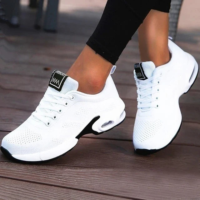 Kvinde ortopædiske sneakers for optimal fodstøtte. Letvægt, åndbar og stødabsorberende for komfort hele dagen.