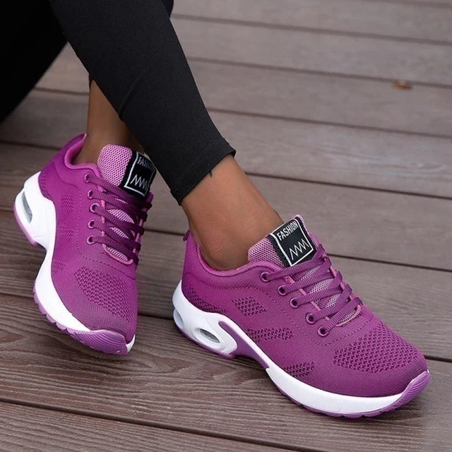 Moderne kvinders sneakers i åndbart materiale. Letvægt ortopædiske sko med fokus på komfort og design.