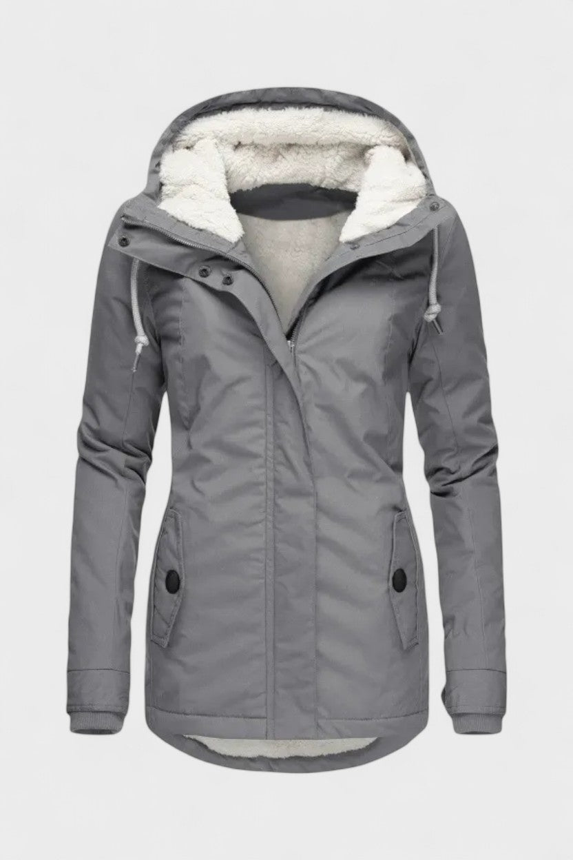 Robust vinterjakke til dame, med elegant finish. Perfekt som varmt og vandafvisende overtøj i sne.