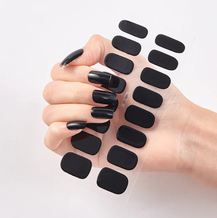 Kvinde viser flotte gel-negle stickers for en hurtig og nem salonlook manicure.