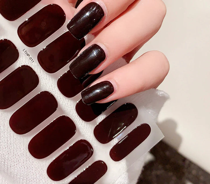 Få en salonværdig gel-manicure derhjemme på få minutter med disse neglestickers.
