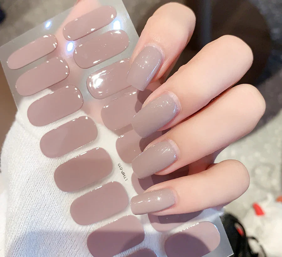 Super hurtig manicure med QuickGlam gel-neglestickers; perfekte til travle kvinder.