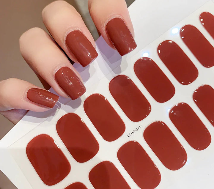 Komplet sæt af QuickGlam gel-neglestickers til en nem, trendy og holdbar hjemmemanicure.