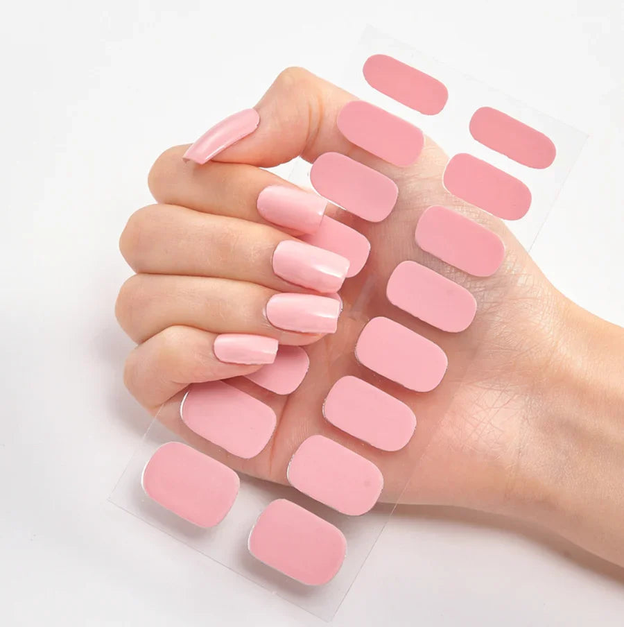 Nem påføring af QuickGlam gel-neglestickers; skab trendy, holdbare negle hjemmefra.
